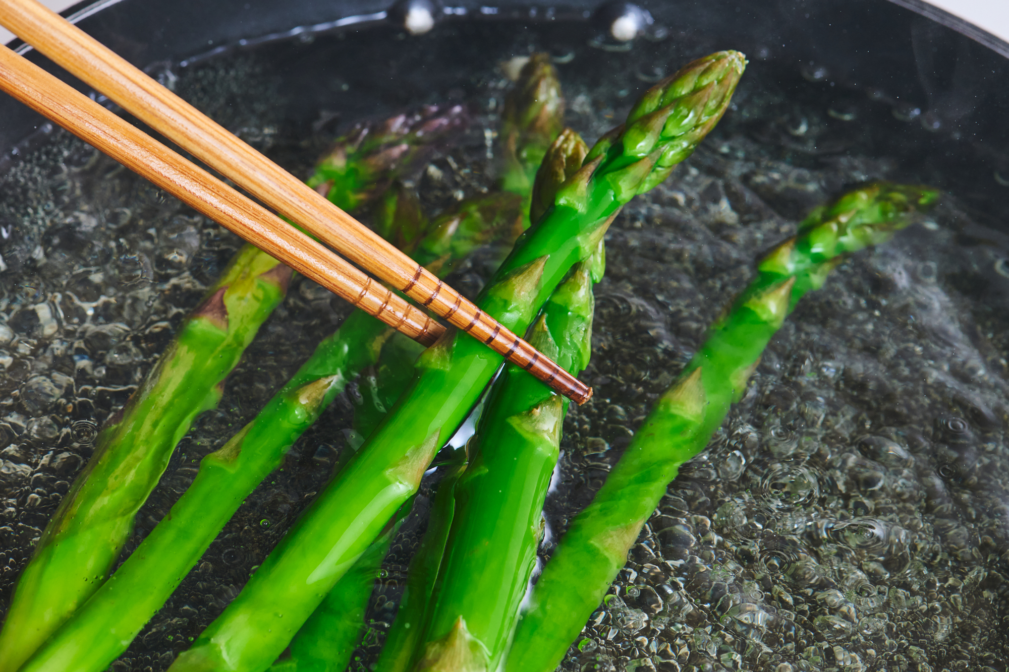 アスパラを茹でる
